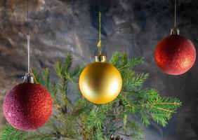 bolas de natal douradas e vermelhas no fundo de ramos de abeto. Decoração de Natal foto