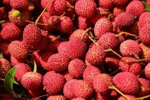 lichias frutas frescas muitos deles são vendidos para venda no mercado. foto