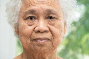 rosto de mulher idosa asiática e olhos com rugas, vista de closeup retrato. foto
