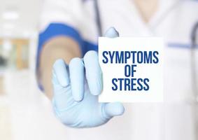 médico escrevendo sintomas de palavras de estresse com marcador, conceito médico foto