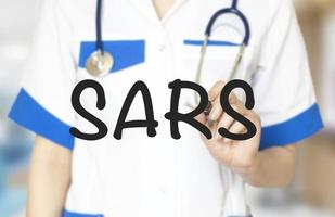 palavra sars feita com marcador e médico foto