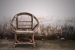cadeira velha na parede vintage foto