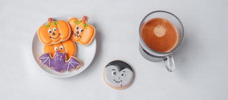 café expresso quente ou xícara de chocolate com biscoitos engraçados de halloween. feliz dia das bruxas, truque ou ameaça, olá outubro, outono outono, tradicional, festa e conceito de feriado foto