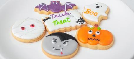 feliz dia das bruxas com abóbora de biscoitos engraçados, fantasma assustador, múmia assustadora, morcego, frankenstein, drácula e aranha. truque ou ameaça, olá outubro, outono outono, tradicional, festa e conceito de férias foto