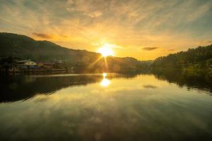 bela vista para o lago no nascer do sol da manhã, ban rak thai village, marco e popular para atrações turísticas, província de mae hong son, tailândia. conceito de viagem foto