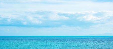 belo oceano e fundo de céu azul. relaxante, verão, viagens, férias e conceito de férias foto