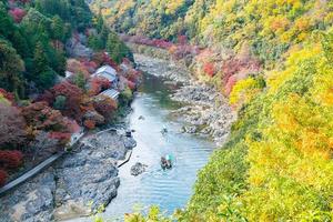 montanhas de folhas coloridas e rio katsura em arashiyama, ponto turístico e popular para atrações turísticas em kyoto, japão. outono outono temporada, férias, férias e conceito de turismo foto