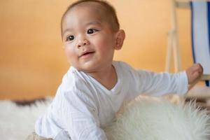 bebezinho asiático bonitinho sorrindo e rindo. rosto feliz e sorridente do bebê asiático. foto