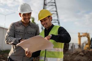 homens de engenheiros trabalhando no canteiro de obras. gerente de construção e engenheiro reunião e discussão sobre o projeto no canteiro de obras. foto