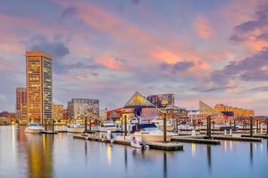 skyline do centro da cidade de baltimore, paisagem urbana em maryland, eua foto