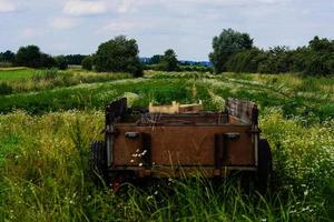 um antigo veículo utilitário agrícola abandonado e esquecido no antigo país de hamburgo foto