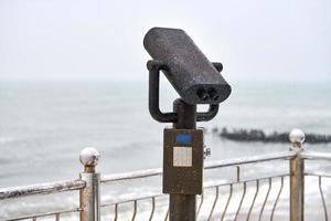 visor binocular operado por moedas olhando para o mar foto