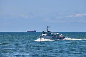 guarda costeira, barco de patrulha de apoio de resgate para defesa, navio militar em alto mar azul, marinha russa foto