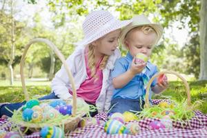 bonito jovem irmão e irmã, desfrutando de seus ovos de Páscoa fora