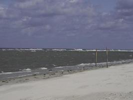 praia e dunas na ilha spiekeroog foto