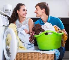 cônjuges lavando roupa regularmente foto