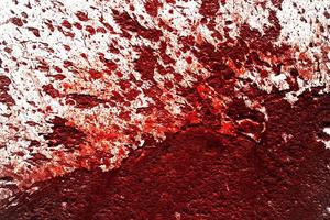 fundo vermelho. parede sangrenta assustadora. parede branca com respingos de sangue para fundo de halloween. foto