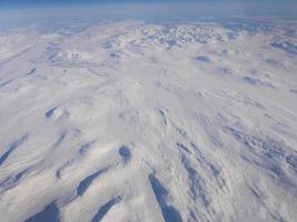 vista aérea da cidade coberta de neve branca tromso noruega inverno, papel de parede de paisagem de neve foto