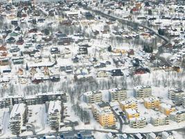 vista de olhos de pássaro do edifício colorido coberto de neve branca na cidade de inverno tim foto