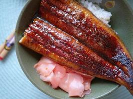 close-up carvão japonês grelhado enguia de água doce unagi servido com arroz ou unagi don, cozinha tradicional japonesa, arroz coberto com enguia grelhada foto