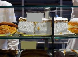 close-up vitrine de padaria grande merengue cremoso branco milhos portugal sobremesa doce foto