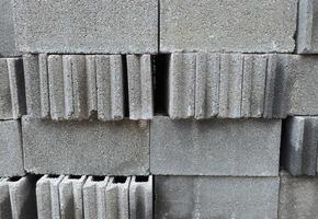 fechar o bloco de concreto de material de construção empilhado na cor cinza foto