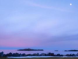 céu de cor pastel embaçada, clima romântico ao amanhecer da zona do círculo ártico foto