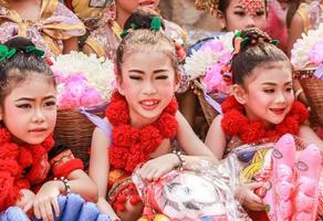 samutsakorn, tailândia-11 de janeiro de 2020 grupo pequeno retrato criança estudantes dança atividade foto