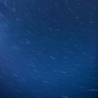 trilhas estrela no céu noturno foto