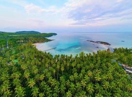 vista aérea da natureza tropical paraíso ilha praia ordenar um bom tempo de verão bonito na praia com água clara e céu azul em koh kood ou ko kut, tailândia. foto