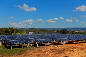 células solares em um grande campo foto