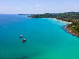 vista aérea da natureza tropical paraíso ilha praia ordenar um bom tempo de verão bonito na praia com água clara e céu azul em koh kood ou ko kut, tailândia. foto