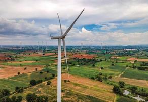 vista panorâmica do parque eólico ou parque eólico, no campo de prado são uma das fontes de energia elétrica mais limpas e renováveis. com turbinas eólicas altas para geração de eletricidade. conceito de energia verde. foto