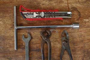 ferramentas antigas em uma mesa de madeira foto