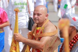 korat, tailândia - 27 de outubro devoto não identificado do festival vegetariano, pessoa que convida os espíritos dos deuses a possuir seus corpos em 16 de outubro de 2015 em korat, tailândia foto