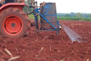 pulverizador de trator para agricultura. foto