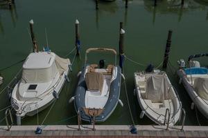 cattolica itália 2022 pequenos barcos ancorados no porto de emilia romana foto