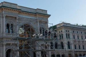 milão itália junho 2022 trabalhadores que estão montando a estrutura do palco para um show na piazza duomo em milão foto
