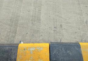 barras de barreira amarelas e pretas na beira da estrada indicam cautela ao viajar. foto