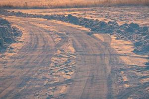 paisagem de inverno, marcas de pneus na neve, estrada de neve foto