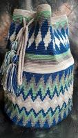 bolsas artesanais. tricotado com fios coloridos. volumétrico e confortável de usar com uma alça longa. foto