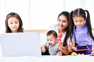 mãe feliz trabalhando freelance em casa com criança criança foto