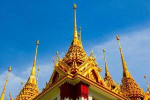 templo do telhado no céu azul na tailândia. nome do templo wat ratchanadda em bangkok. foto