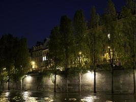 paris na frança à noite foto