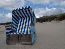 a praia de langeoog na alemanha foto