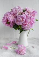 lindo buquê de flores peônias brancas e rosa foto