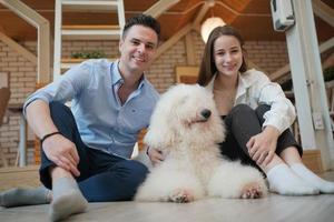 homem e menina com seu cachorro de estimação brincando no chão. cachorro feliz, cara feliz com cachorro. foto