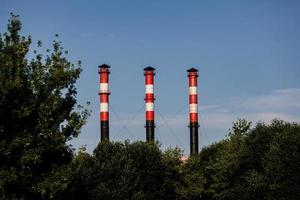 tubos industriais contra o céu foto