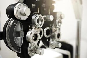 close-up da máquina de teste de medição de visão de foróptero, verificação de saúde ocular e conceito de oftalmologia. foto