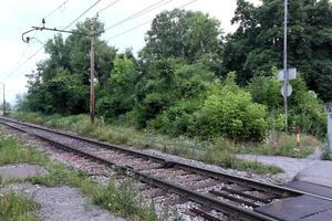 uma estrada com vias férreas destinada à circulação de material circulante ferroviário. foto